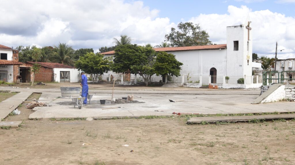 Com recursos próprios, Prefeitura de São Gonçalo dos Campos começa a requalificação da Praça de Mercês
