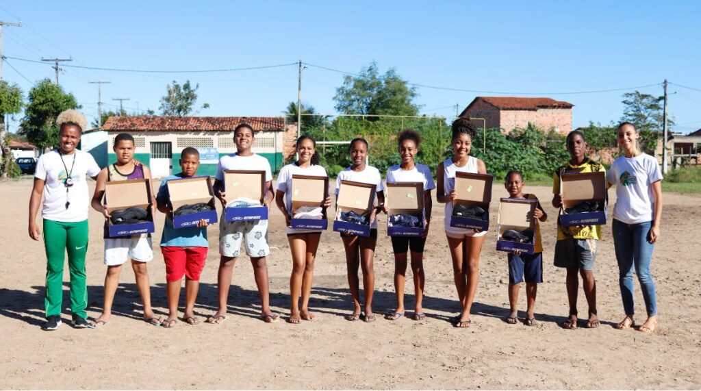 Projeto “Nossos Campeões” de São Gonçalo dos Campos recebe doação de pares de tênis esportivos do Grupo Mersan