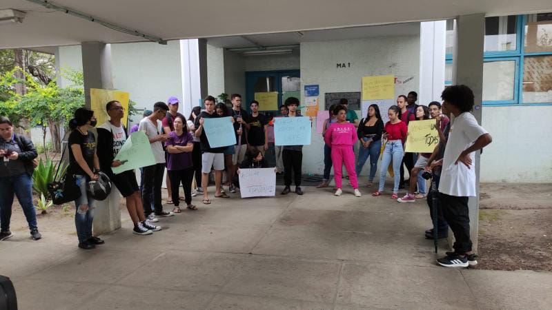 Estudantes do curso de Biologia da Uefs denunciam professor por assédio moral e sexual