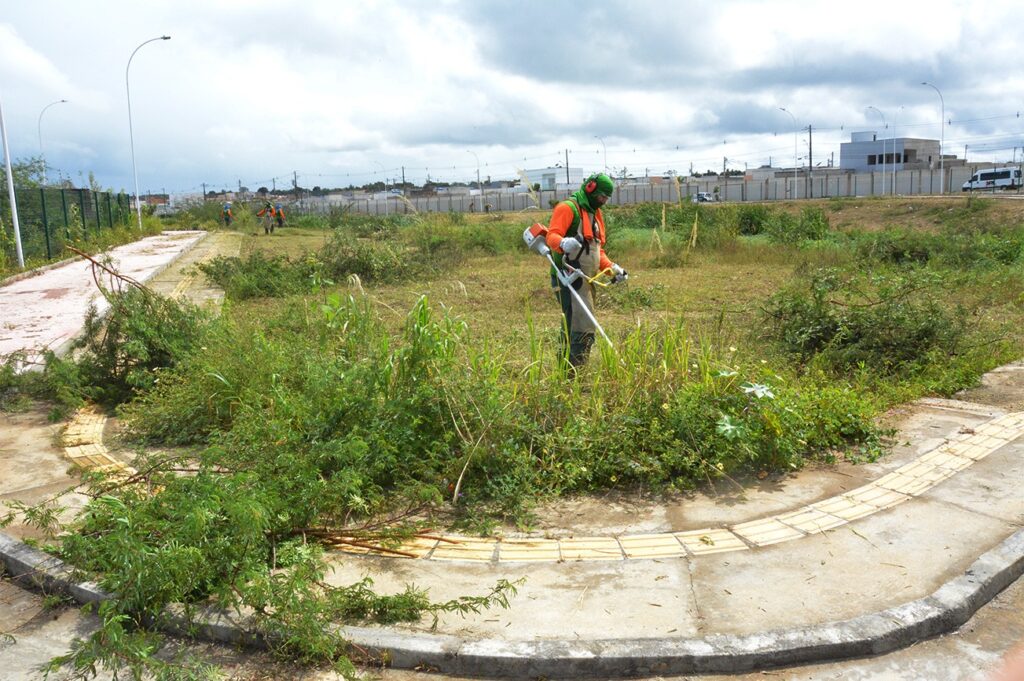 Após reclamações de moradores, Parque Linear no Papagaio recebe manutenção