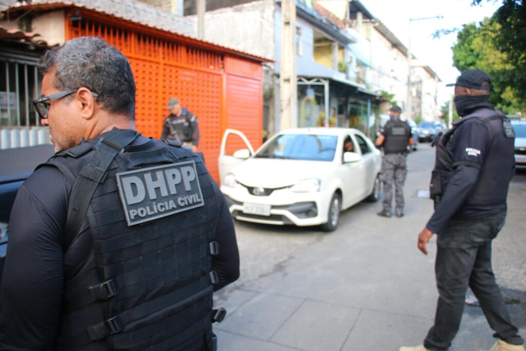 Homicídios e tráfico de drogas: Polícia faz operação em Feira e Salvador