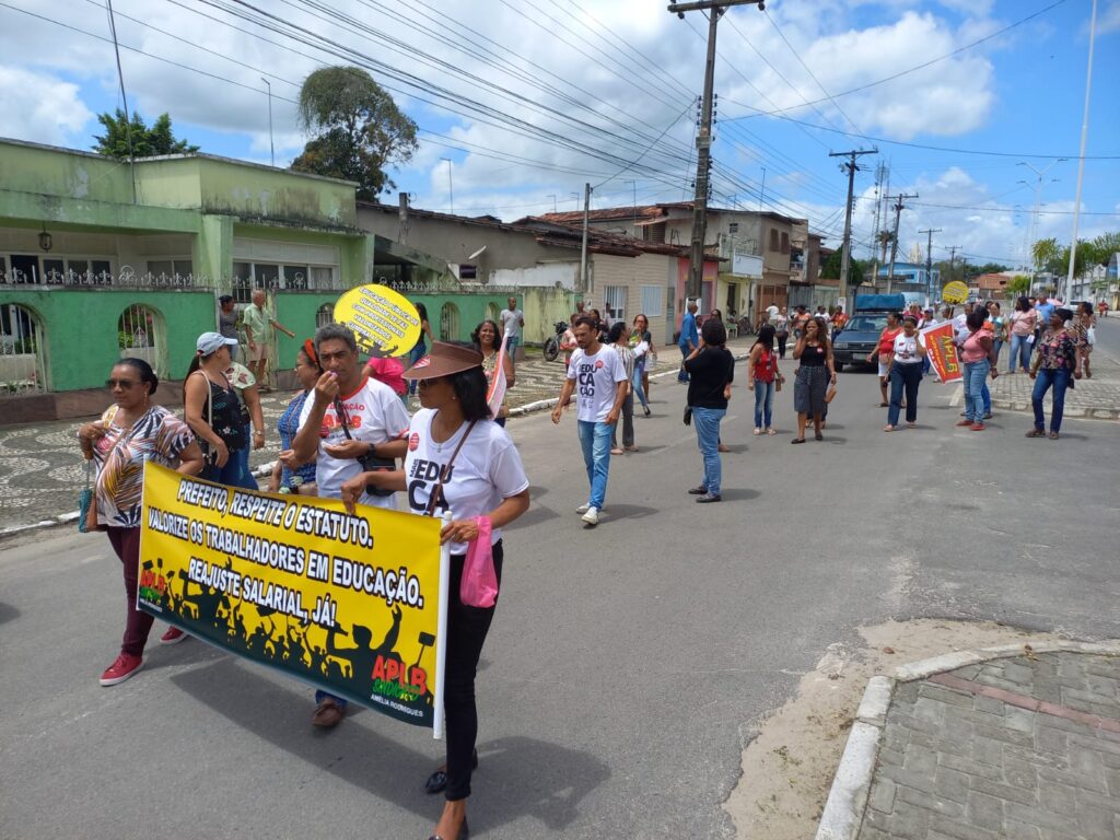 Paralisação da educação: professores de Amélia Rodrigues protestam por reajuste salarial e valorização da categoria