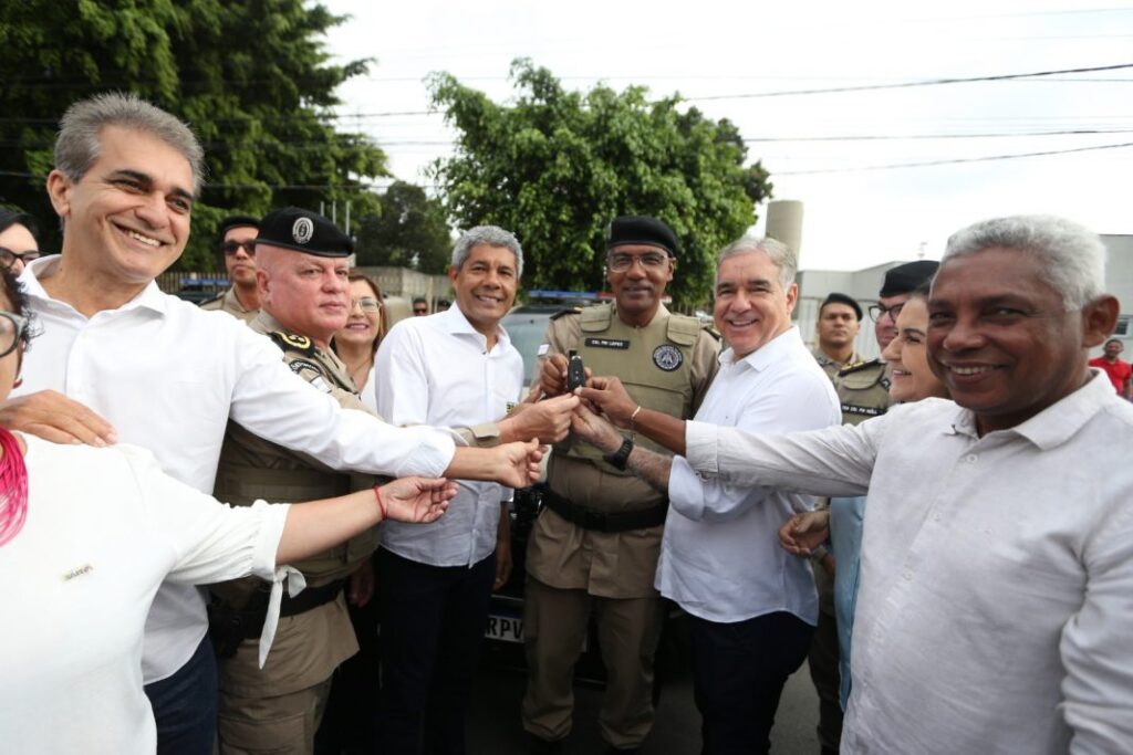 Em Feira, Jerônimo Rodrigues entrega 23 novas viaturas para a Polícia Militar