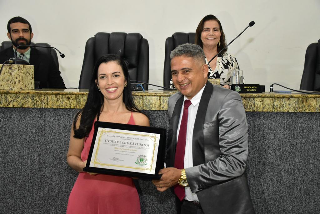 Jornalista Thaic Carvalho recebe Título de Cidadã Feirense