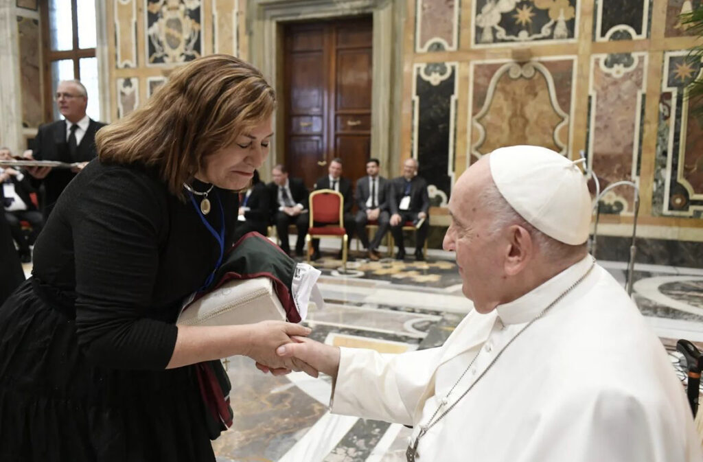 Em missão na Itália, reitora da UEFS se encontra com o Papa Francisco