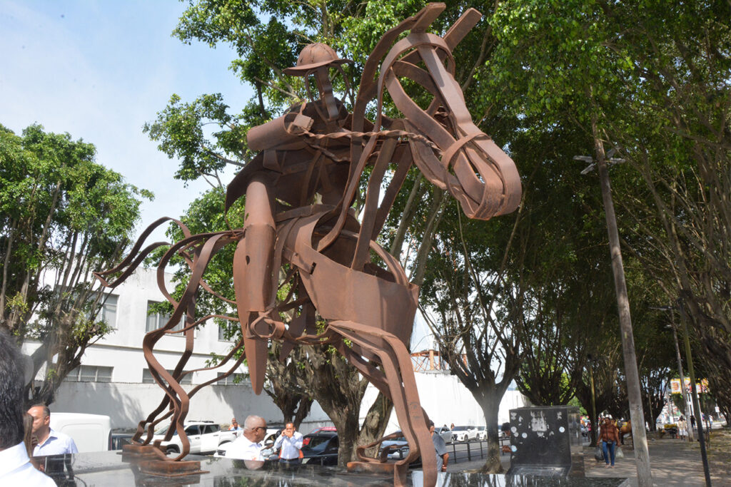 Com dois metros de altura, Monumento do Vaqueiro retorna à avenida Olímpio Vital