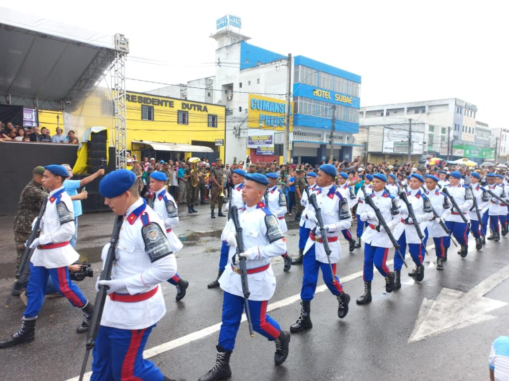 Apesar da chuva, feirenses prestigiam desfile da Independência