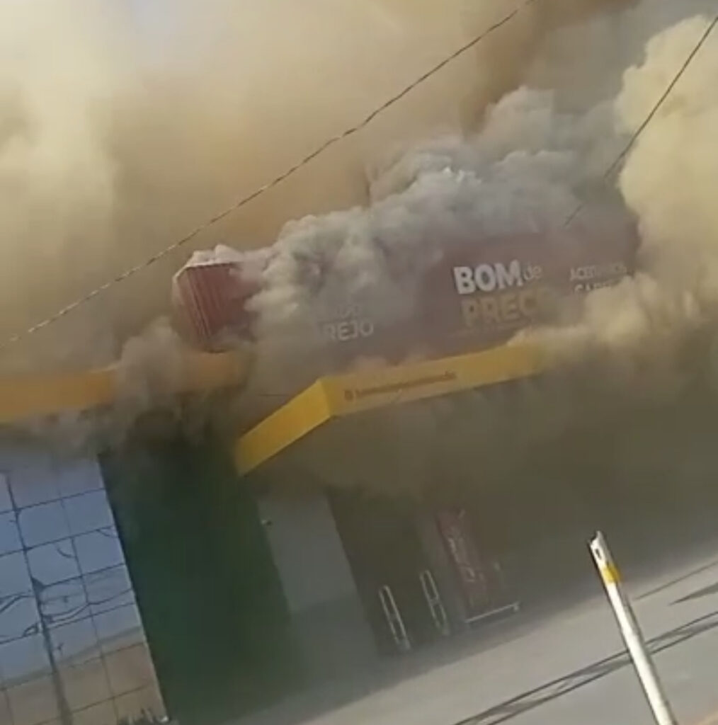 Incêndio de grandes proporções atinge duas lojas em Feira de Santana