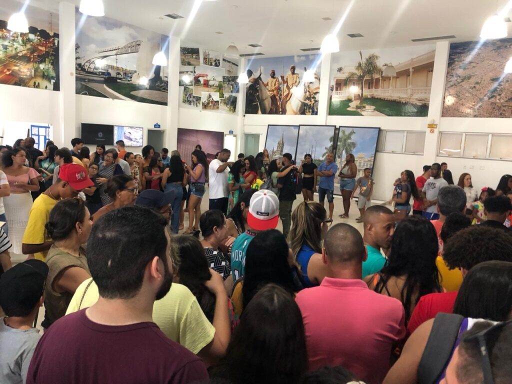 Feirenses lotam Museu Parque do Saber para acompanhar o eclipse solar