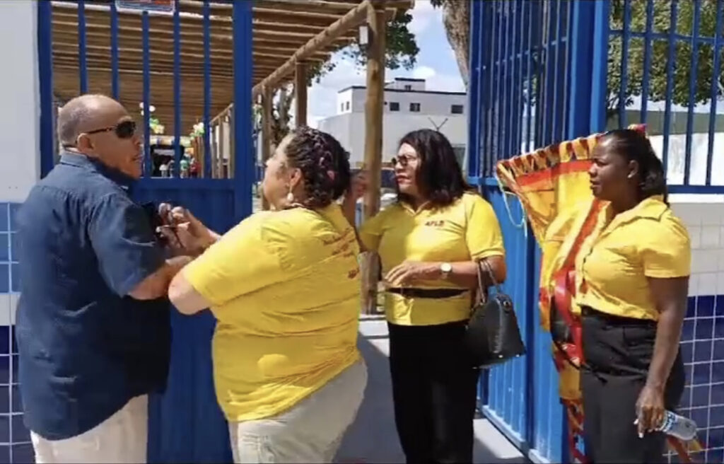 Secretário de Prevenção à Violência de Feira toma microfone e tenta impedir manifestação de professores