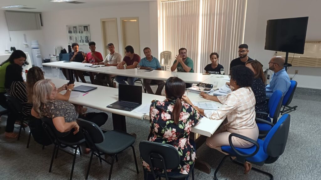 Após protesto, reitoria da UEFS recebe estudantes e apresenta dados sobre quadro docente