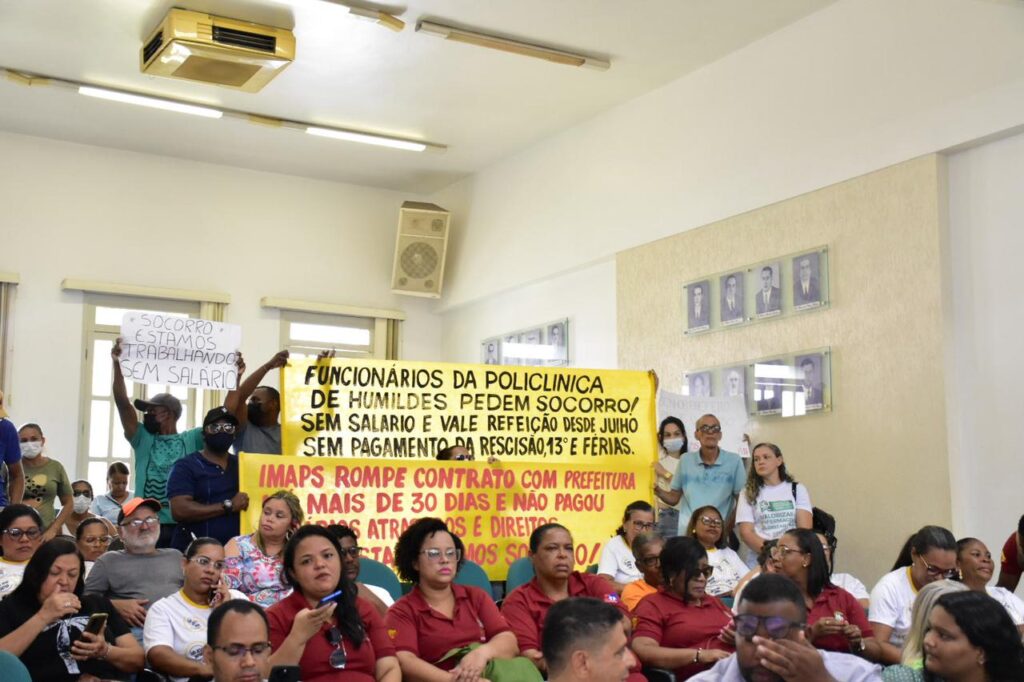 Funcionários da Policlínica de Humildes fazem manifestação na Câmara para cobrar pagamento de salários atrasados