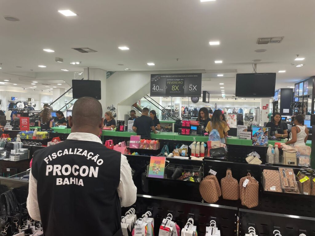 Após denúncia, Procon-BA notifica loja por discriminação de criança autista em Feira