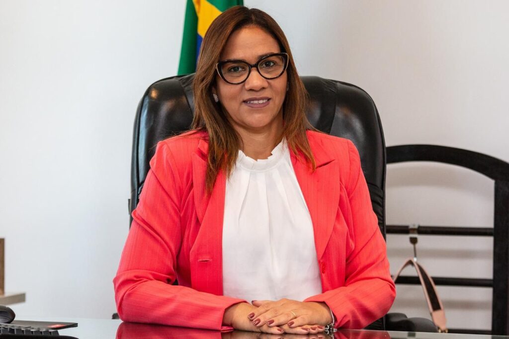 Nome de Roberta Santana, Secretária de Saúde do Estado, estaria ganhando força na disputa da eleição em Feira