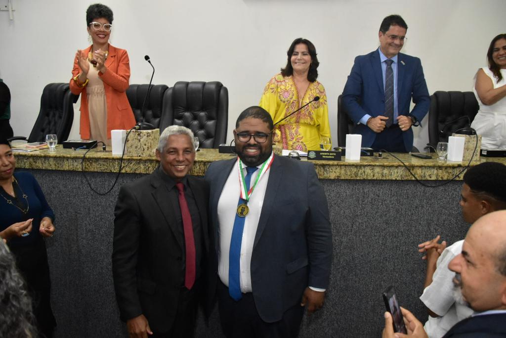 Feirense Felipe Freitas recebe Medalha Zumbi dos Palmares da Câmara de Feira