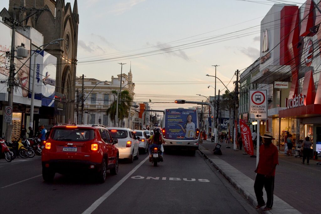 Faixas exclusivas de ônibus são revitalizadas no Centro de Feira