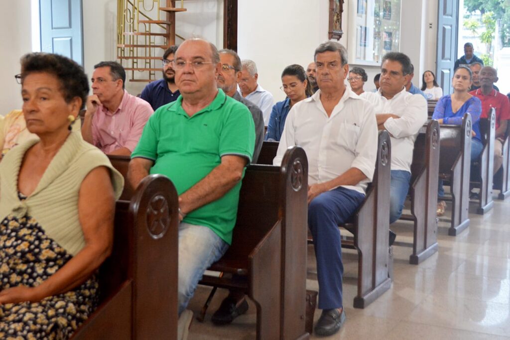 Missa em memória de Colbert Martins da Silva reúne familiares e autoridades municipais