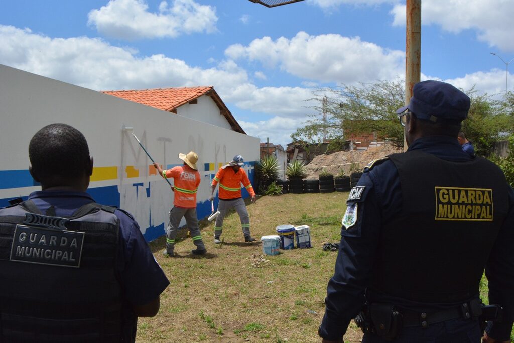 Prefeitura de Feira promove operação de limpeza de muros de escolas alvo de pichação