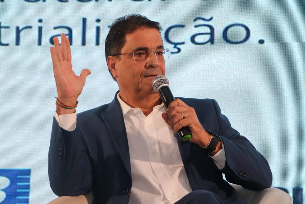 Secretário Angelo Almeida discute a competitividade da indústria química na Bahia durante seminário da ABIQUIM