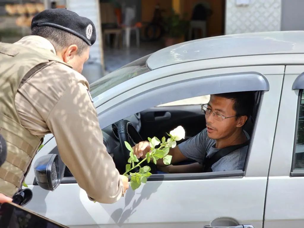 Policiais surpreendem população, distribuindo flores em Feira de Santana