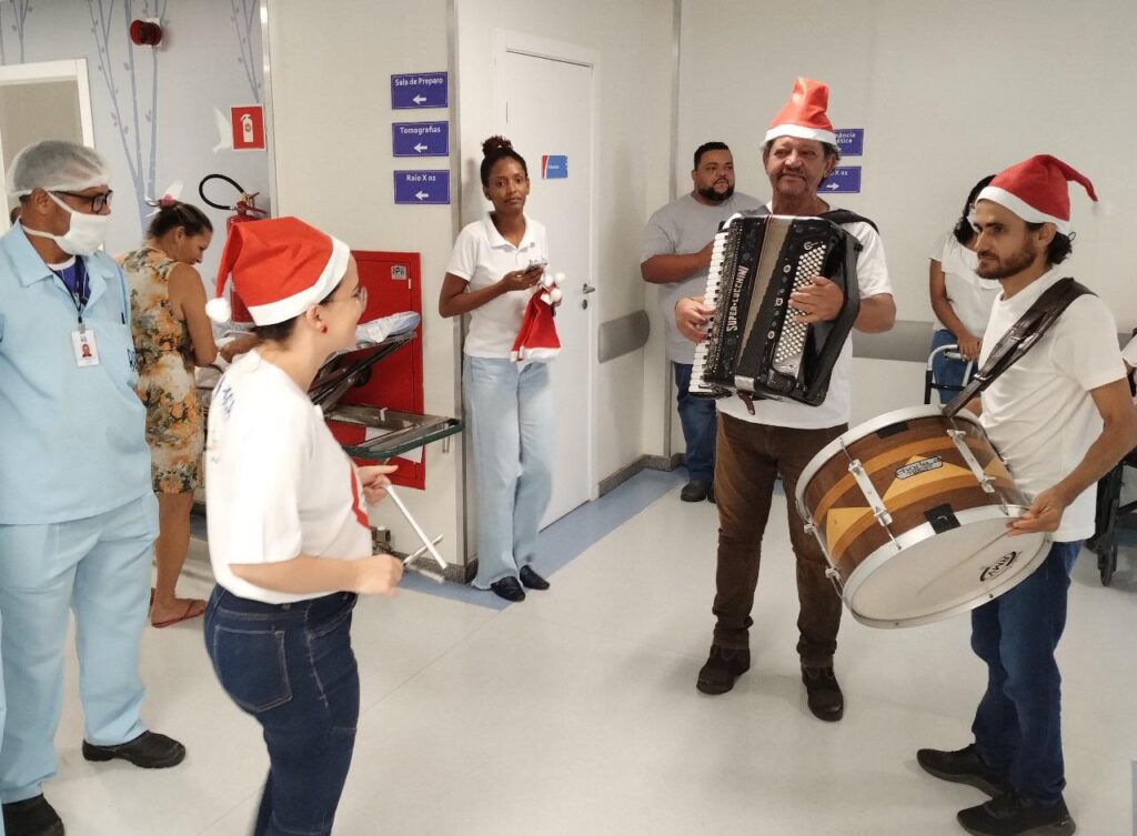 Grupo ‘Curarte’ realiza intervenção musical no Hospital Clériston Andrade em celebração ao Dia Nacional do Forró