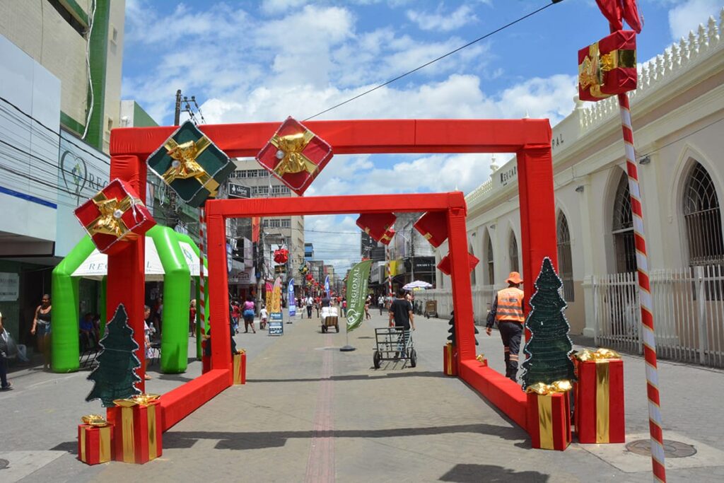 Decoração natalina começa a ser instalada em Feira