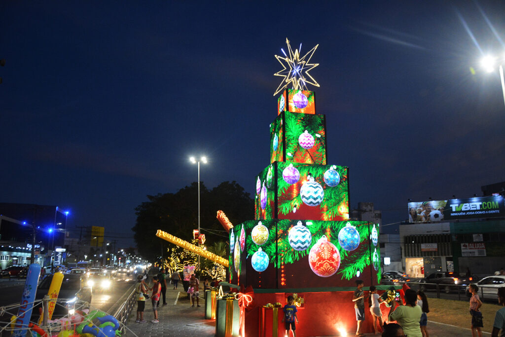 Com mais de 10 metros de altura, árvore natalina em LED se torna atração em Feira de Santana