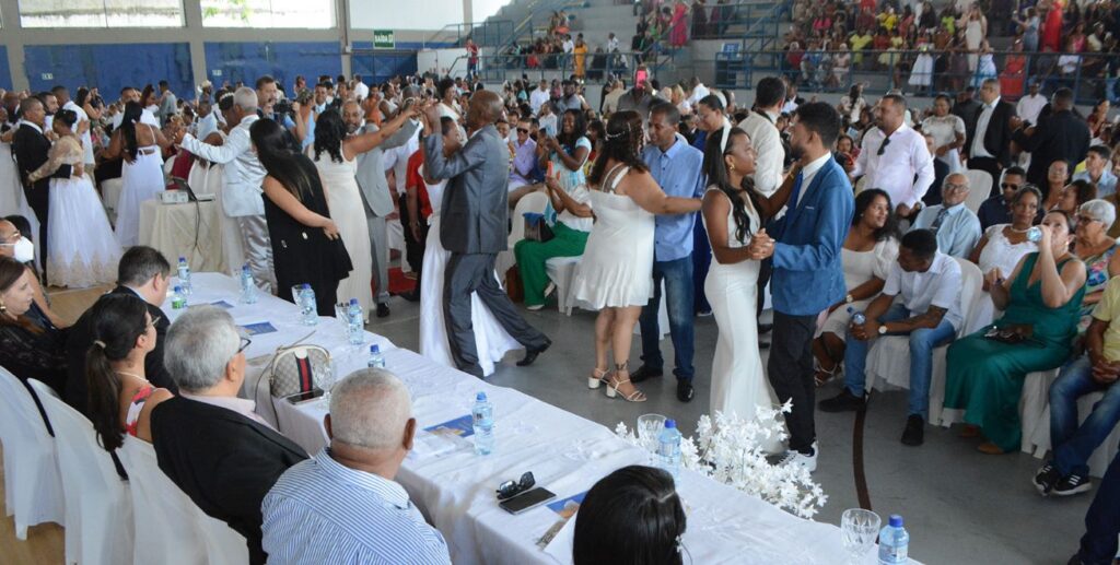 Casamento coletivo oficializa união de 171 casais em Feira de Santana