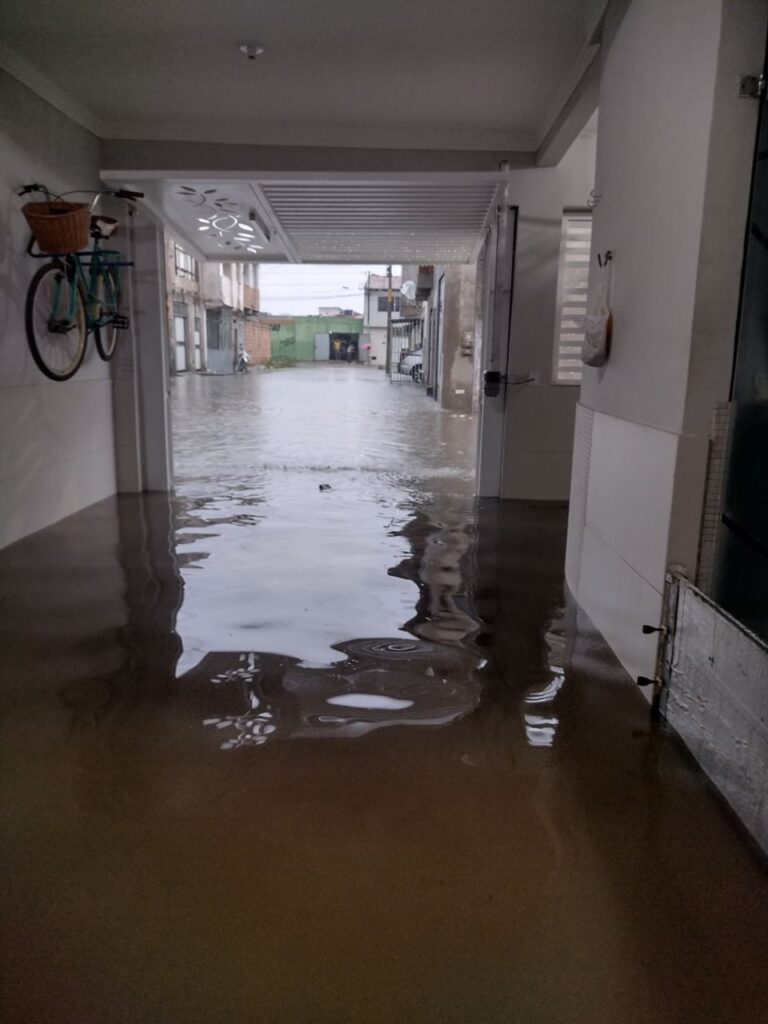 Fortes chuvas em Feira invadem casas e trazem prejuízos aos moradores do bairro Campo Limpo