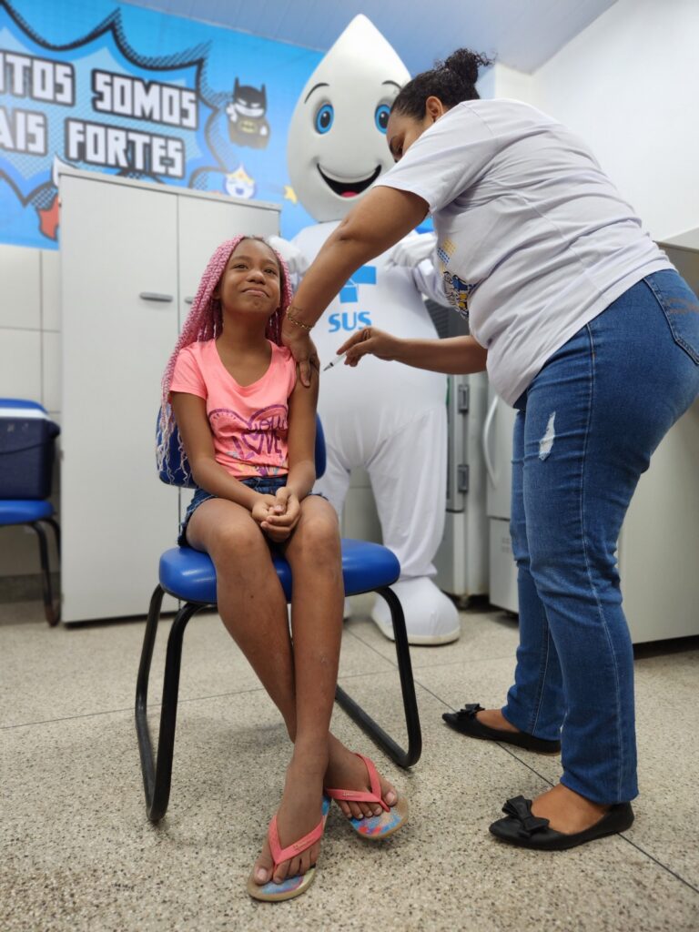 Feira recebe vacinas contra a dengue e inicia aplicação em crianças nesta quinta