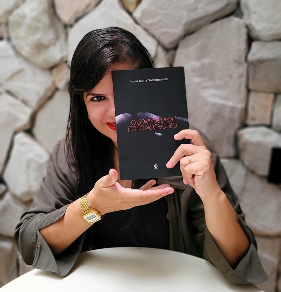 Nívia Maria Vasconcellos lança seu mais novo livro de poesias em Feira de Santana