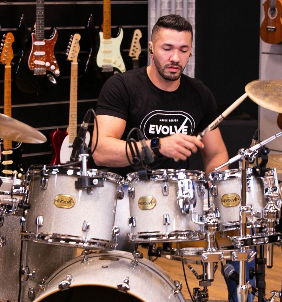 Sucesso na internet, baterista de Feira de Santana é contratado por Gusttavo Lima