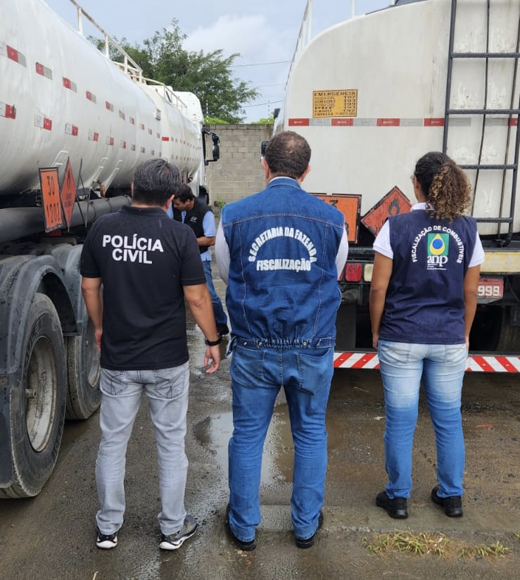Polícia localiza depósito de combustível adulterado em Feira de Santana