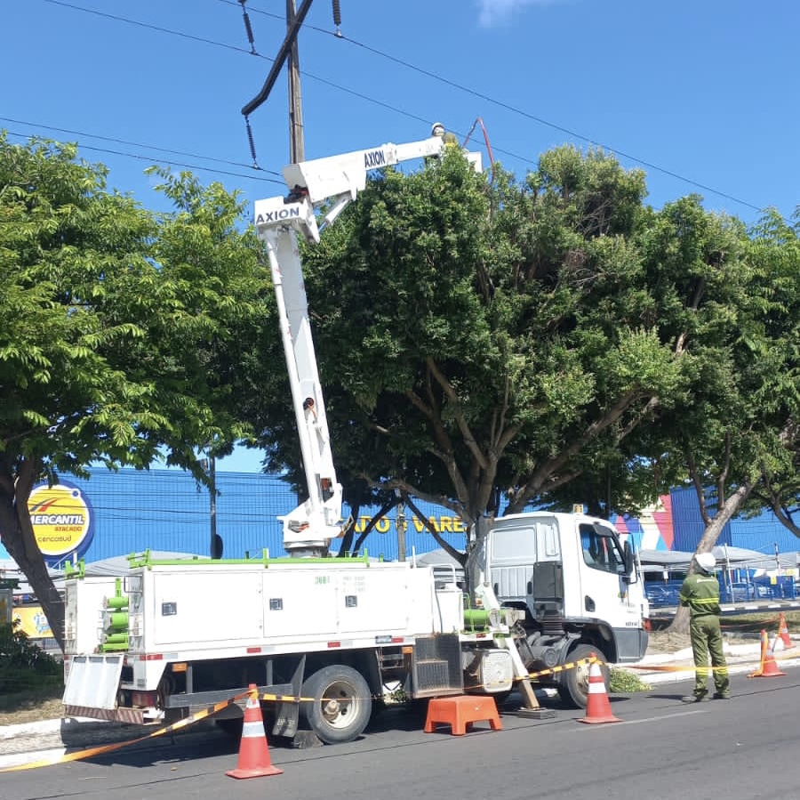 Megaoperação da Coelba realiza 1.232 podas em três semanas em Feira de Santana