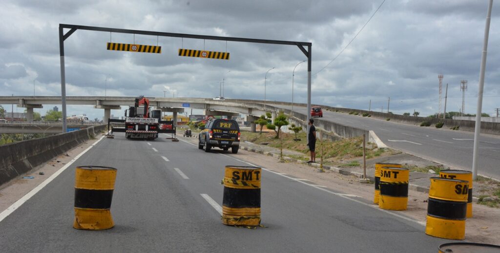 Prefeitura de Feira instala novo pórtico no viaduto da Cidade Nova