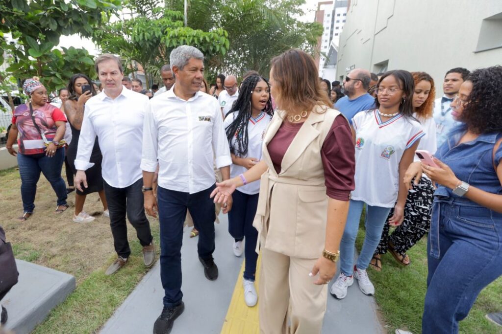 Governador inaugura colégio em tempo integral em Feira de Santana