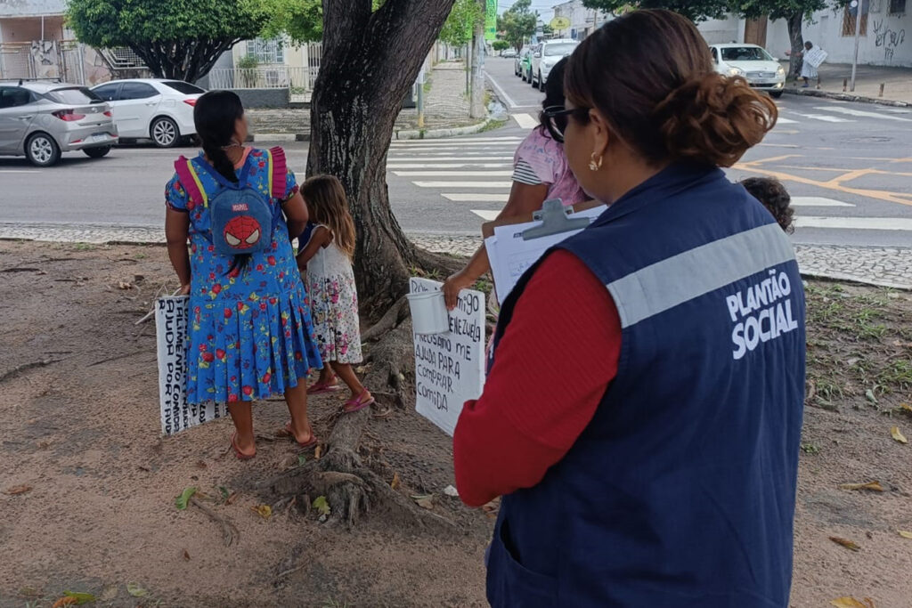 Prefeitura de Feira diz que venezuelanos praticam ‘mendicância’ nas ruas, agindo com ‘resistência e hostilidade’