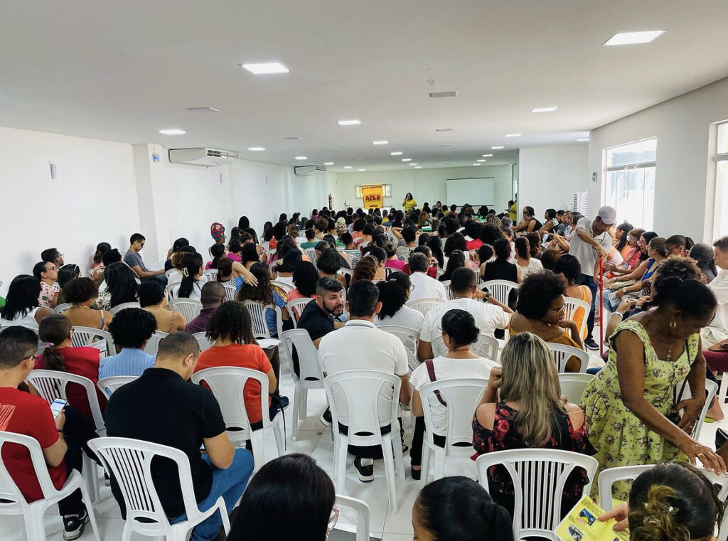 Professores da rede municipal decretam estado de greve após assembleia da APLB