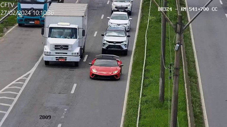 Lamborghini é interceptada pela PRF após passar em duas praças de pedágio na BR-324 sem pagar tarifa