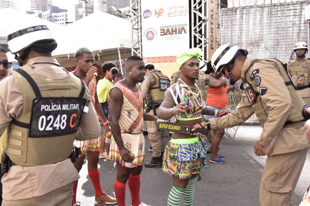 Pistolas d’água são alvo da PM nos portais de abordagem no Carnaval de Salvador
