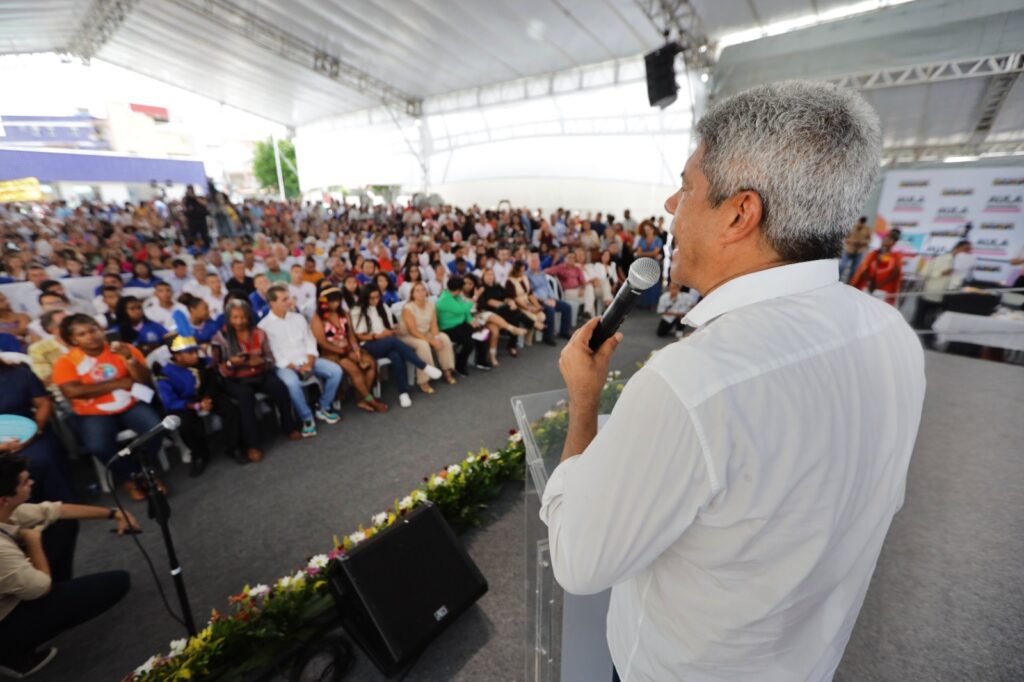 Investimento em novas escolas deve ultrapassar um bilhão de reais, anuncia governador em abertura do ano letivo em Feira de Santana 