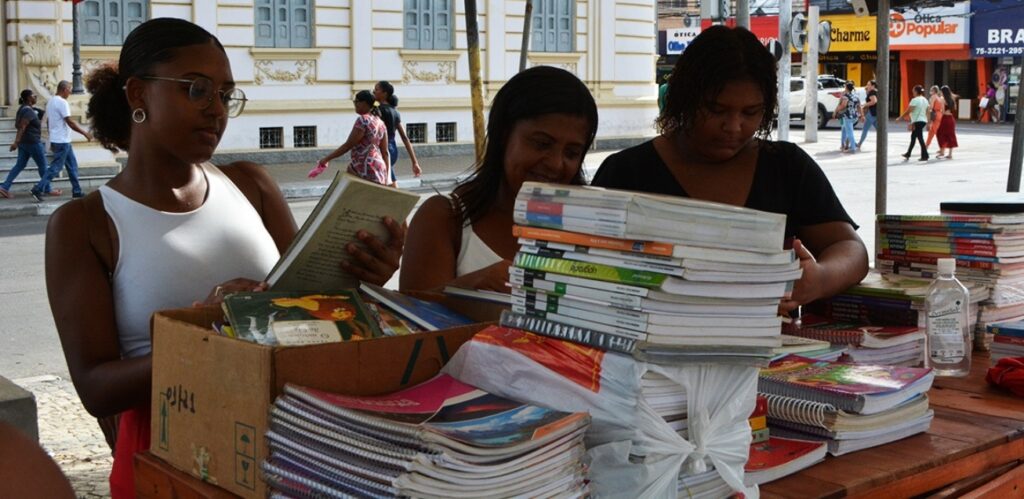 Feira do Livro Usado segue até março no estacionamento da Prefeitura