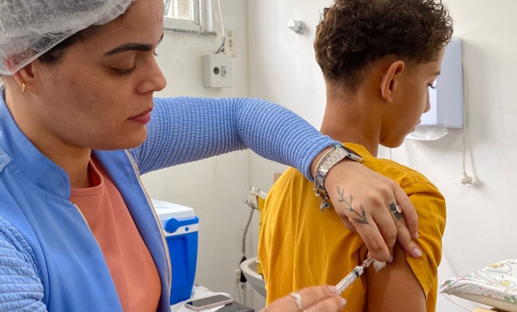 Prefeitura de Feira vai vacinar estudantes durante inauguração de escola