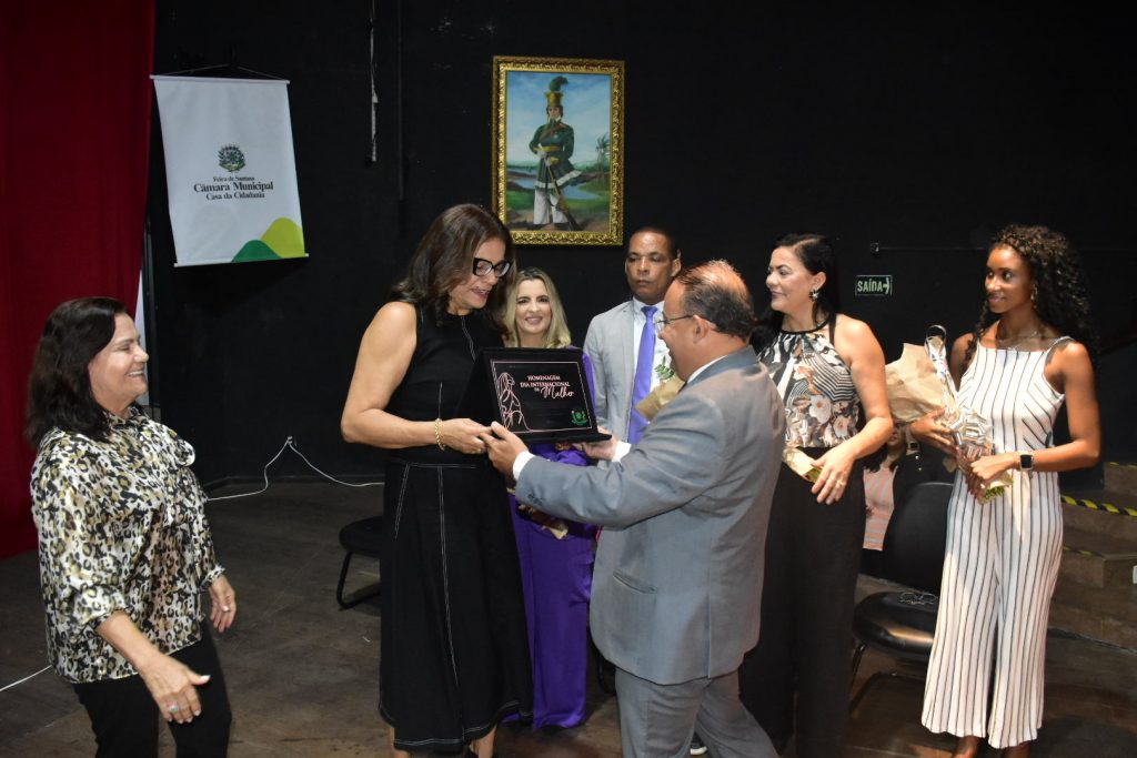 Idealizadora da Caminhada de Combate à Violência contra a Mulher, delegada é homenageada pela Câmara de Feira