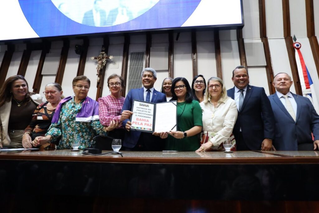 Jerônimo entrega à Assembleia Legislativa projeto de lei que institui o programa Bahia Pela Paz