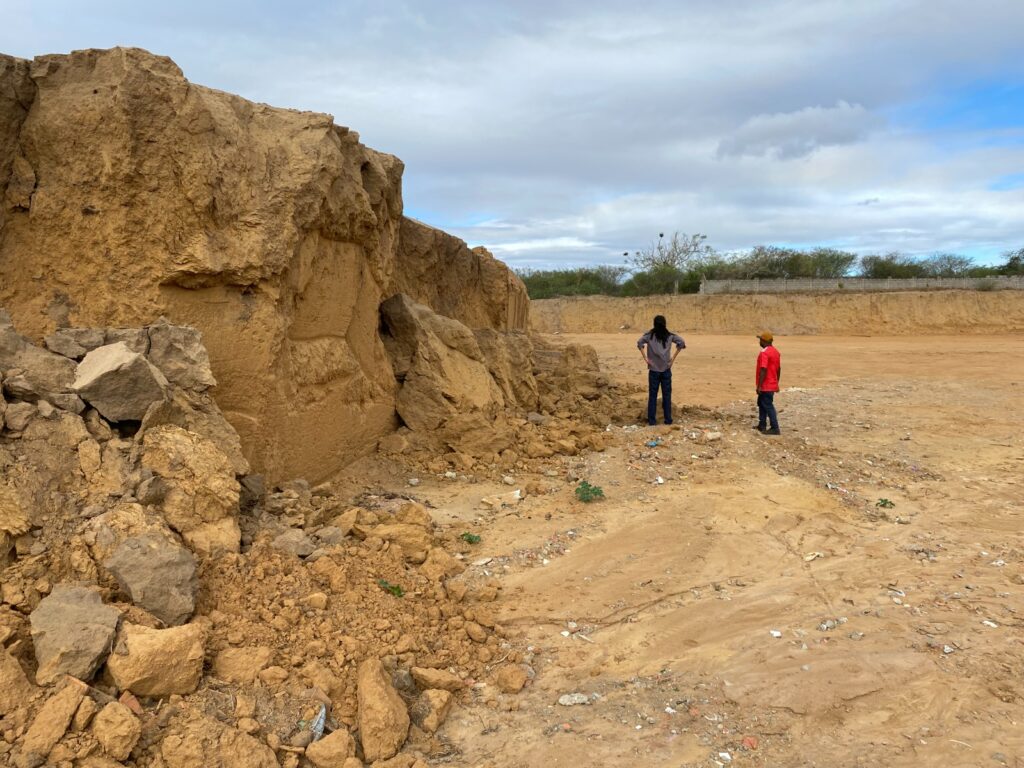 Vereador diz que extração ilegal de areia no bairro Santo Antônio dos Prazeres expõe casas a risco de desabamento