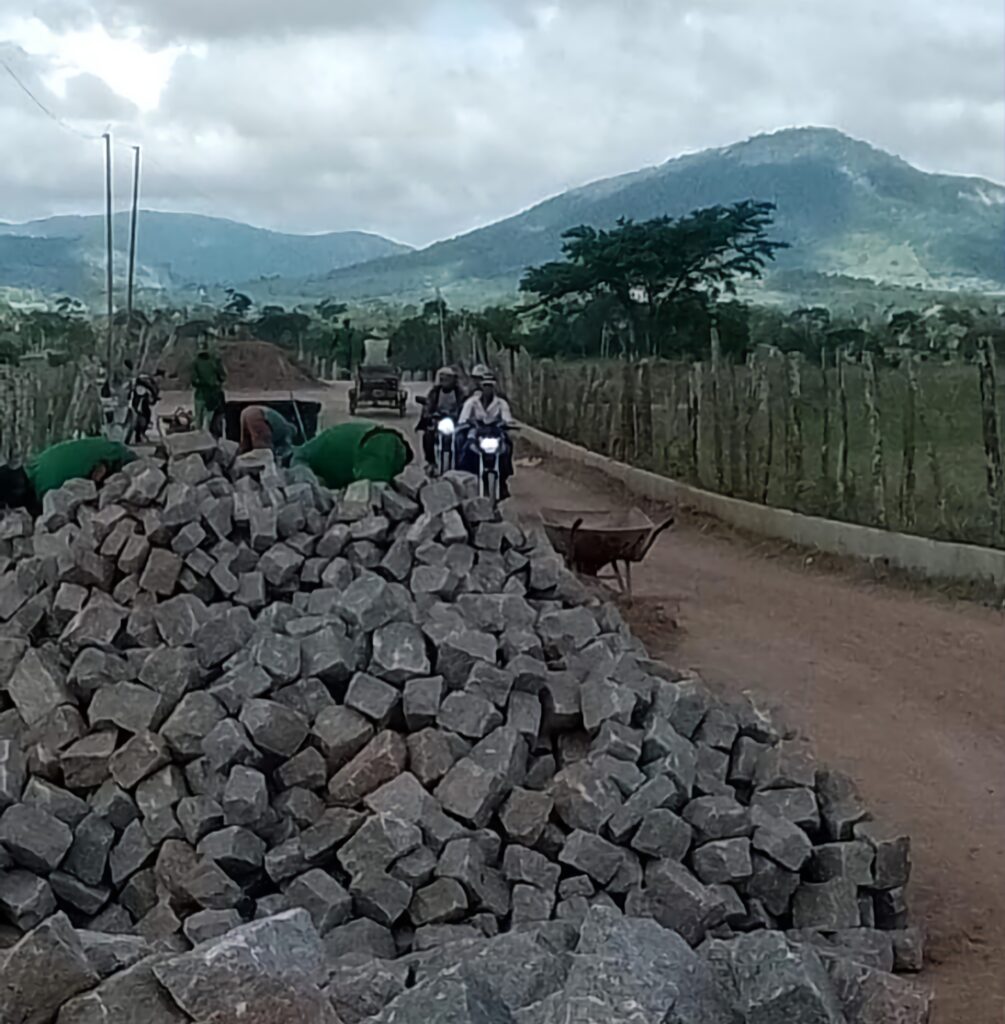 Impasse criado por fazendeiro impede Prefeitura de concluir pavimentação de estrada em Jaguara