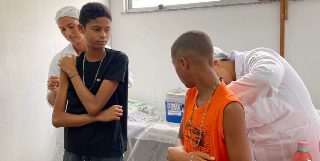 Mais de 13 mil adolescentes foram vacinados contra a dengue em Feira de Santana