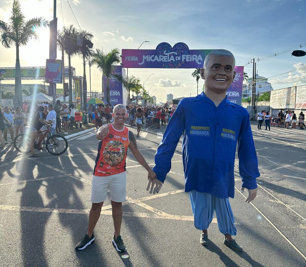Pré-candidato a prefeito de Feira, Pablo Roberto traz boneco gigante para a Micareta e recebe apoio dos foliões