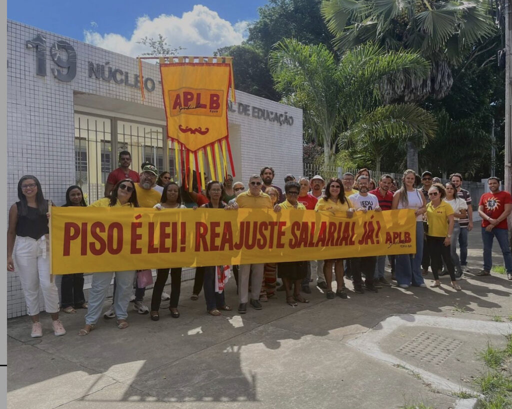 Professores da rede estadual realizam protesto em Feira de Santana: ‘Nossa luta é nas ruas’